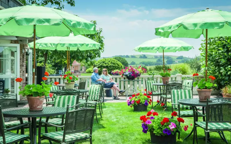Terrasse aménagée : ouvrir l'EHPAD sur le ciel et sur la vie