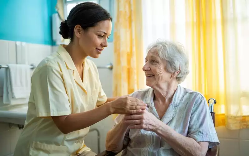 Aides-soignantes et auxiliaires de vie : accompagner la vie quotidienne avec humanité