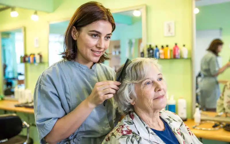 Coiffeuse en EHPAD : préserver la dignité et le plaisir d'être soi