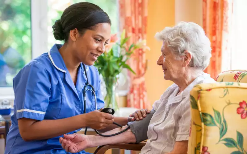 Infirmières en EHPAD : un pilier du soin et du lien quotidien