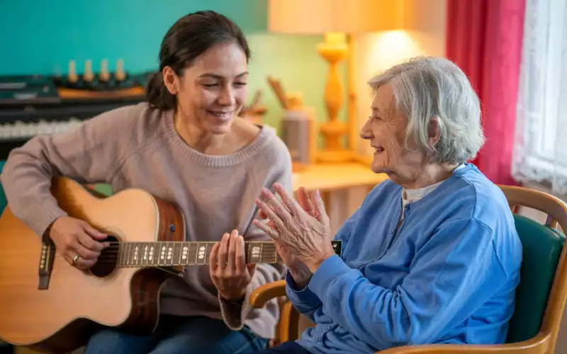 Musicothérapeute : apaiser, stimuler et éveiller les souvenirs en musique