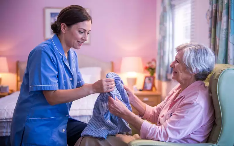 Entretien du linge personnel : préserver la dignité et le confort des résidents au quotidien
