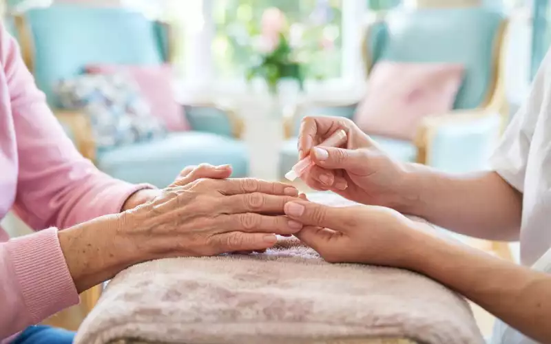 Manucure et onglerie : le soin des mains, un geste de tendresse et d'estime