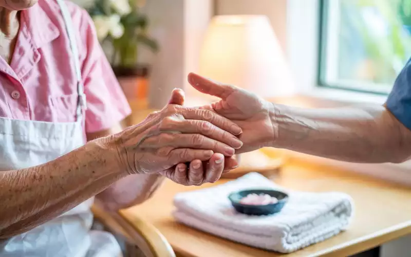 Soins des mains : entretenir le confort et tisser du lien par le toucher